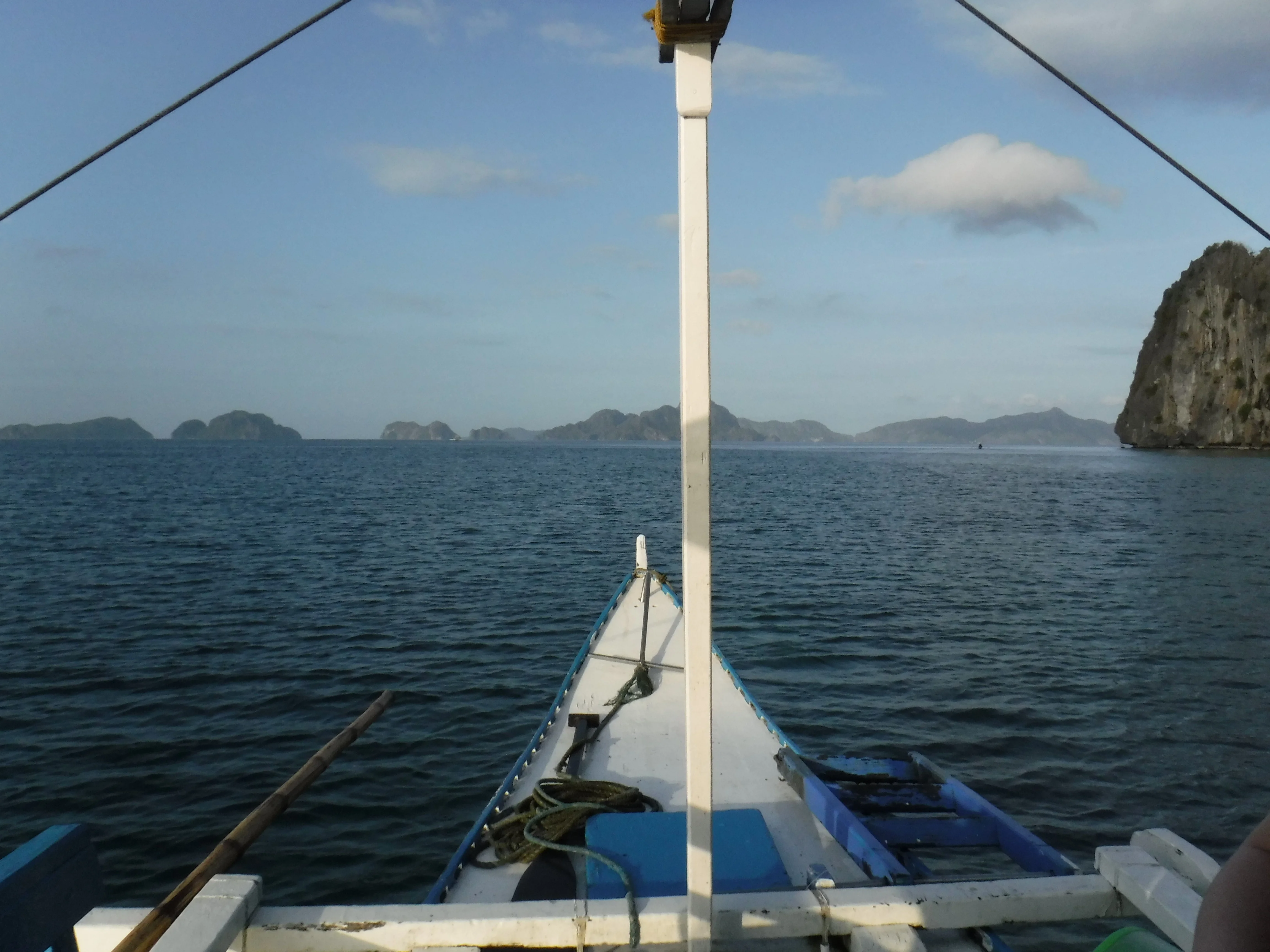 Lagoon entoure de falaises karstiques