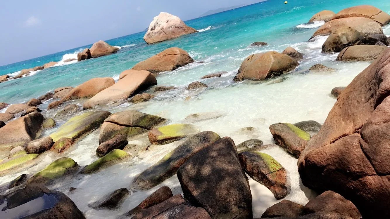 Plage d'Anse Intendance avec rochers de granit