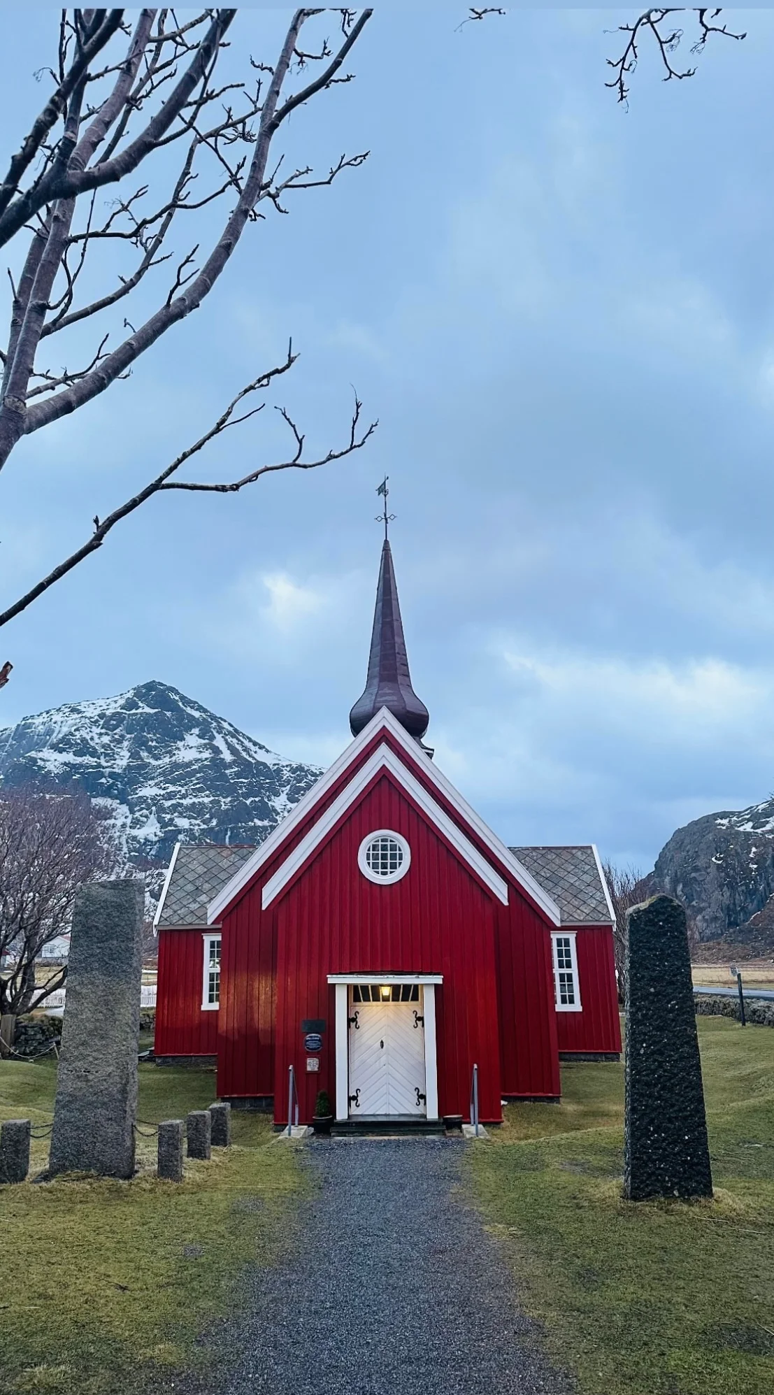 Aurore boréale au-dessus d'un fjord norvégien